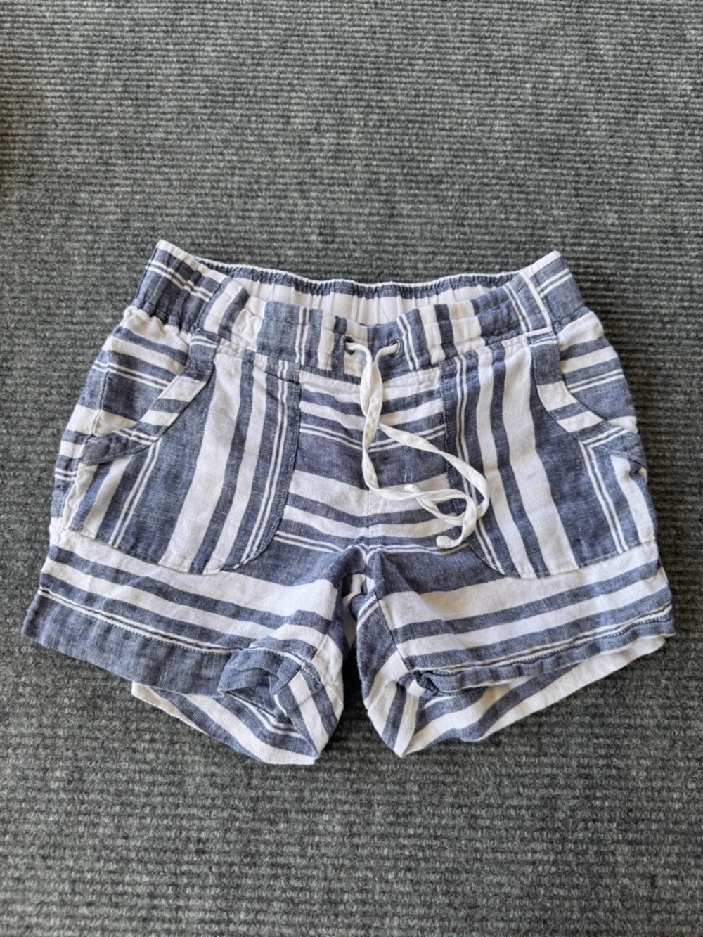 Athleta 100% linen blue and white stripes Women’s shorts size 4